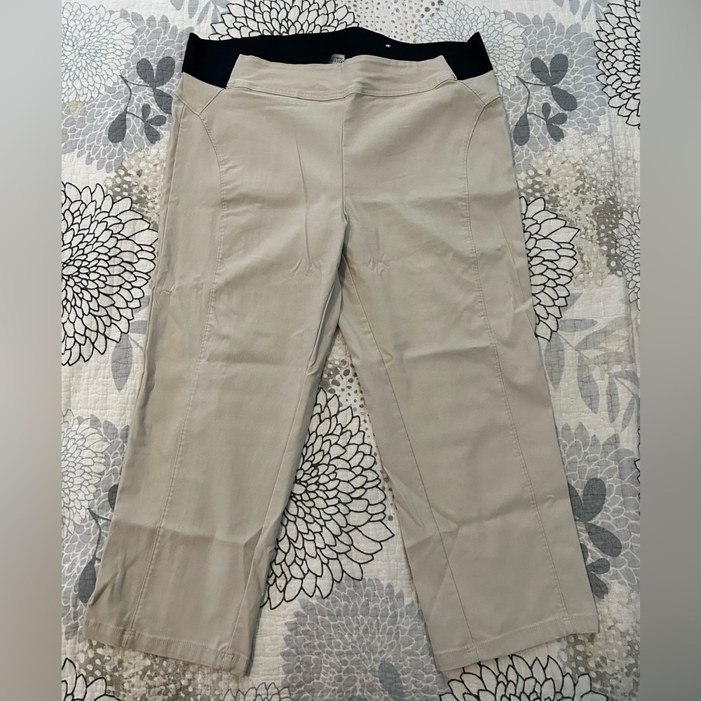 EUC Simply Vera by Vera Wang stretchy khaki capris